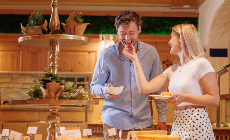 Paar am Frühstücksbuffet Hotel Felsenland Dahn